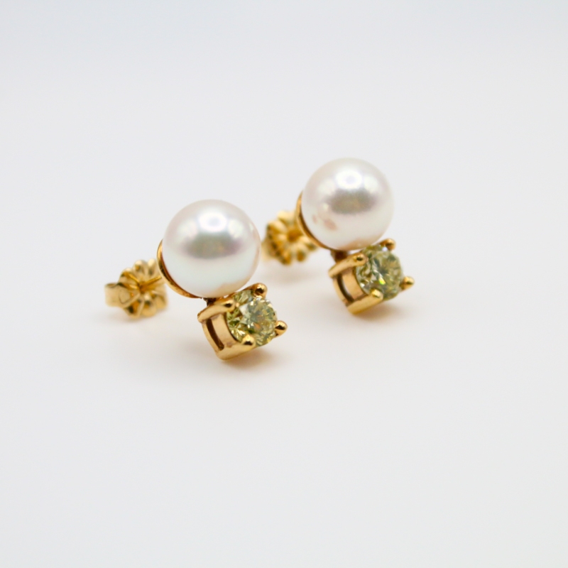 Laurenti 14k yellow gold pearl and diamond necklace 8.0 pearls .69ctw diamonds. 