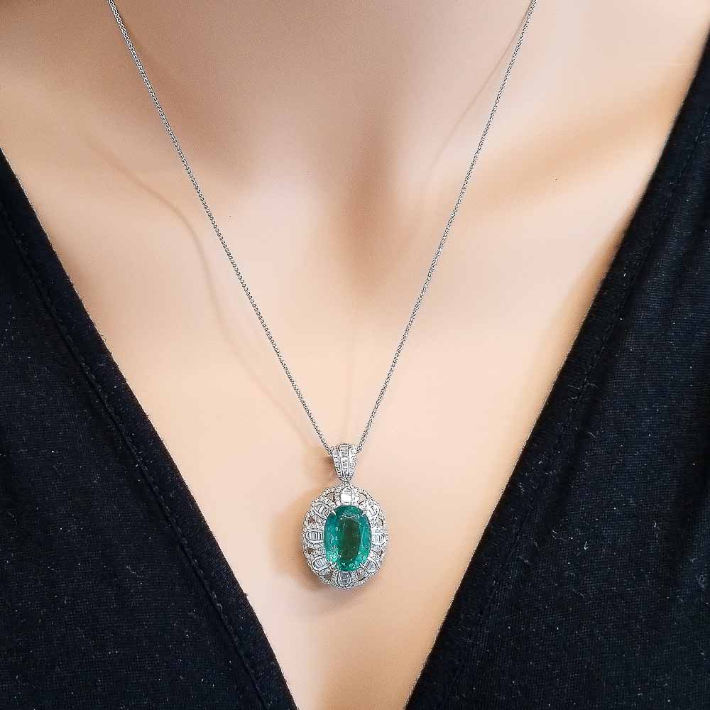 18K White Gold Emerald Gemstone Pendant
