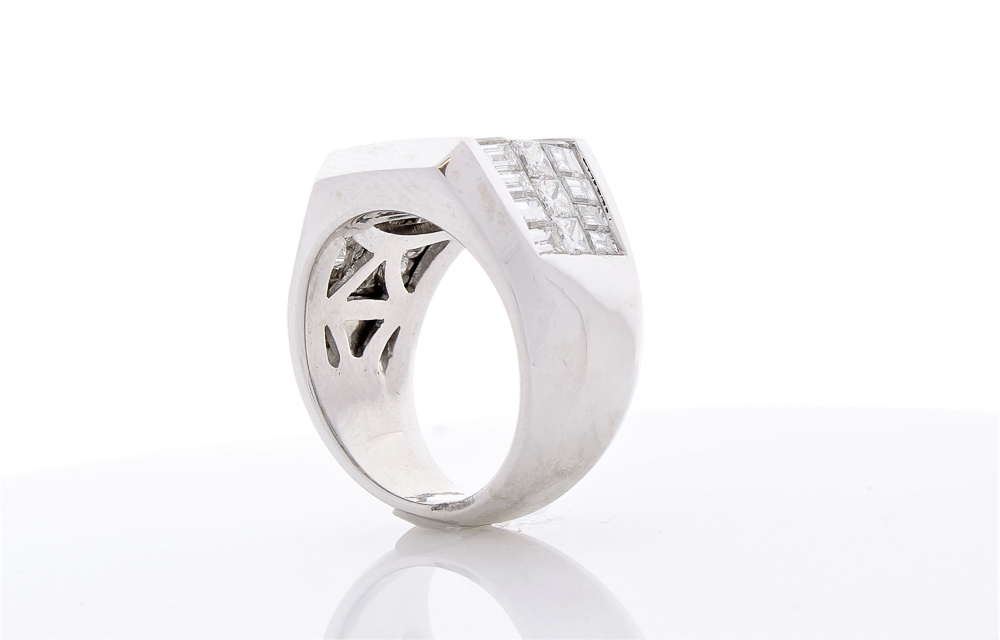18K White Gold Diamond Gemstone Ring