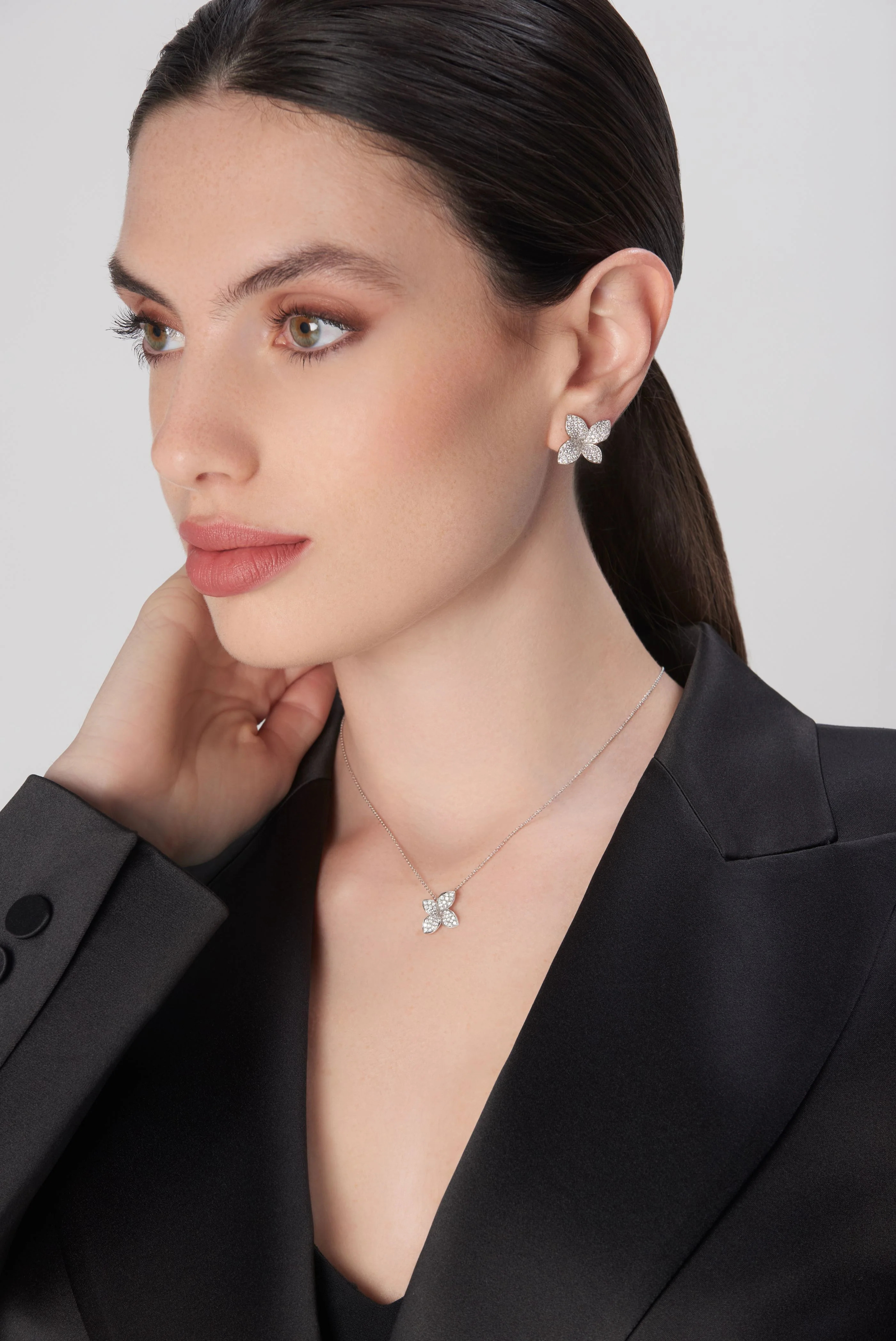 18K White Gold Petit Garden Small Flower Necklace with Diamonds. 0.34
